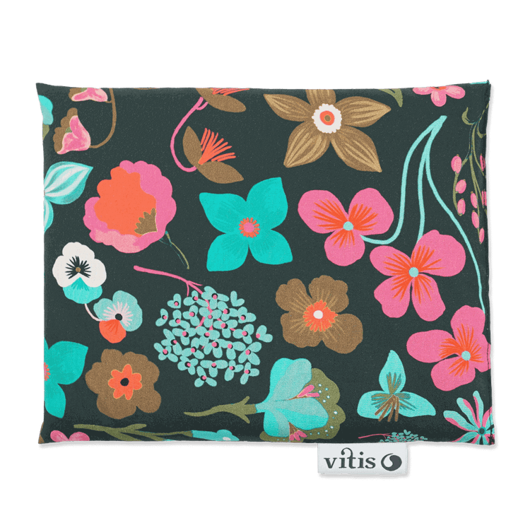 Ein großes Traubenkernkissen der Firma Vitis Traubenkern GmbH mit einem Blumen Motiv.