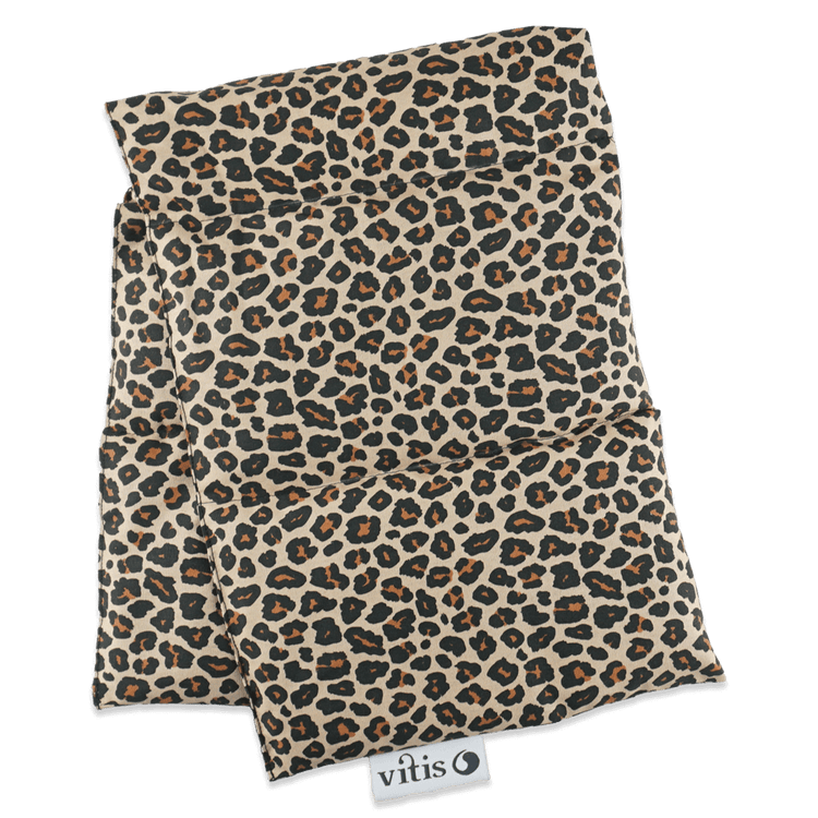 Ein großes Traubenkernkissen im Leopardenmuster von der Firma Vitis Traubenkern GmbH.