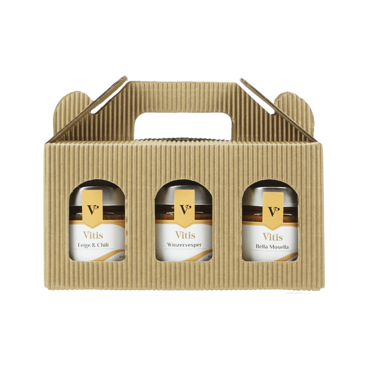 Eine Geschenkbox mit den Brotaufstrichen Feige Chili Brotaufstrich, Winzervesper und Bella Mosella der Firma Vitis Traubenkern GmbH.