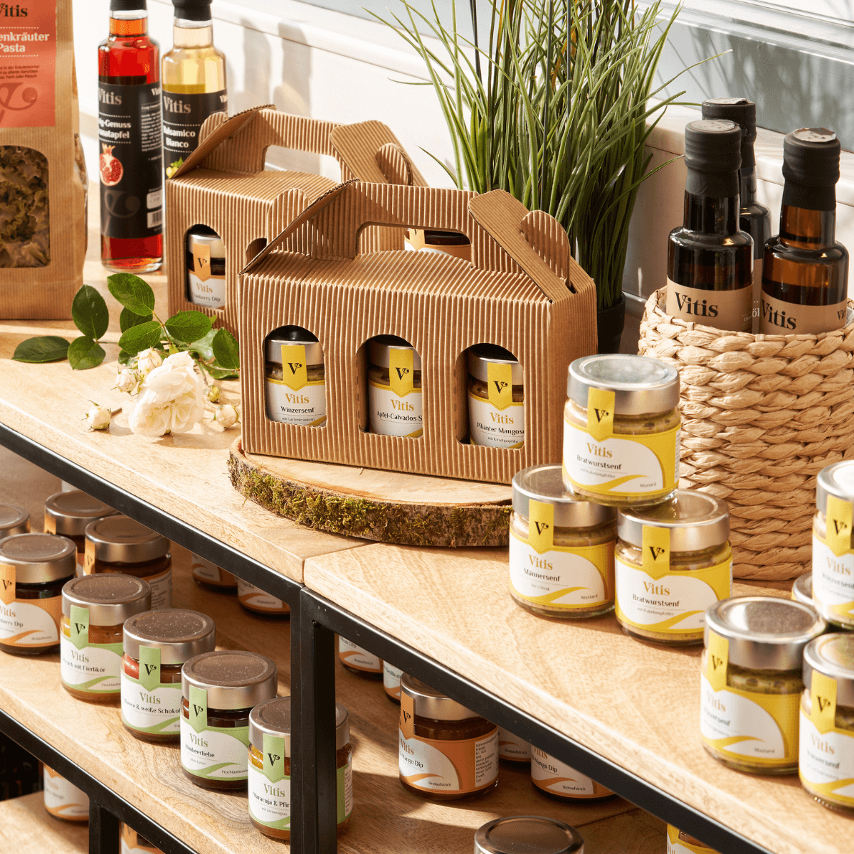 Verschiedene Feinkostprodukte von Vitis in einem dekorierten Regal.