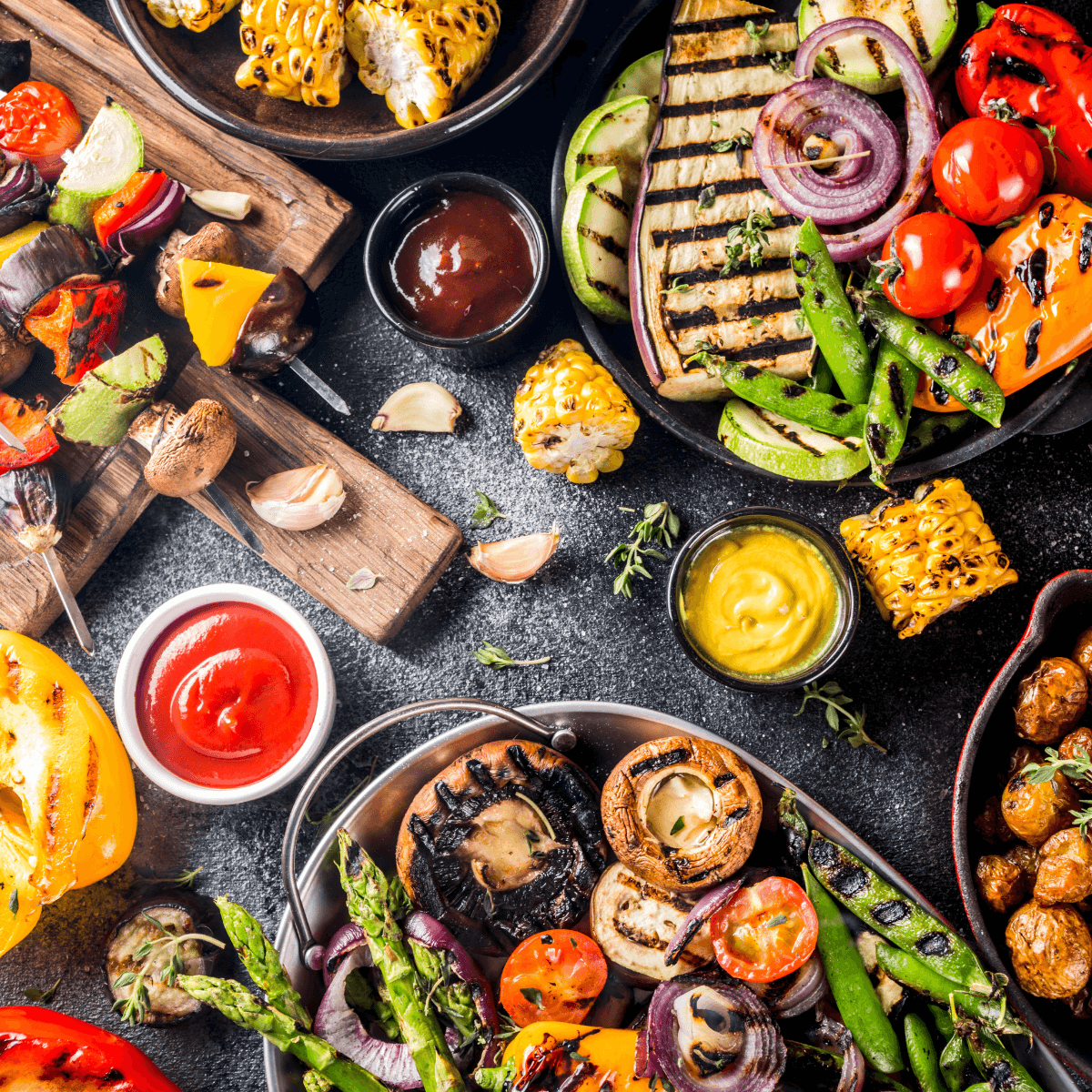 Eine Nahaufnahme von verschiedenen Grillgerichten und Grillsaucen.