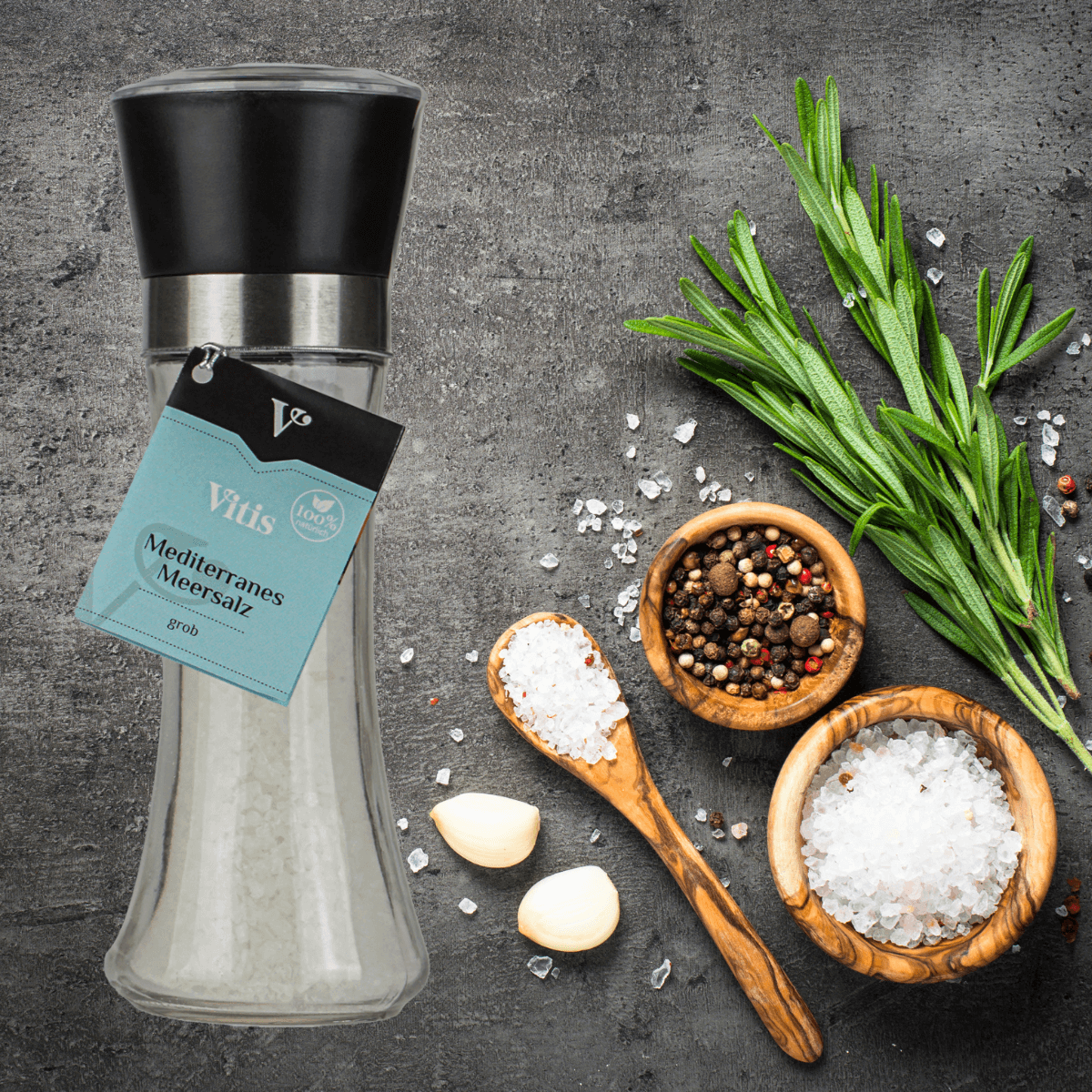 Eine Mühle mit mediterranem Meersalz von Vitis in Nahaufnahme.