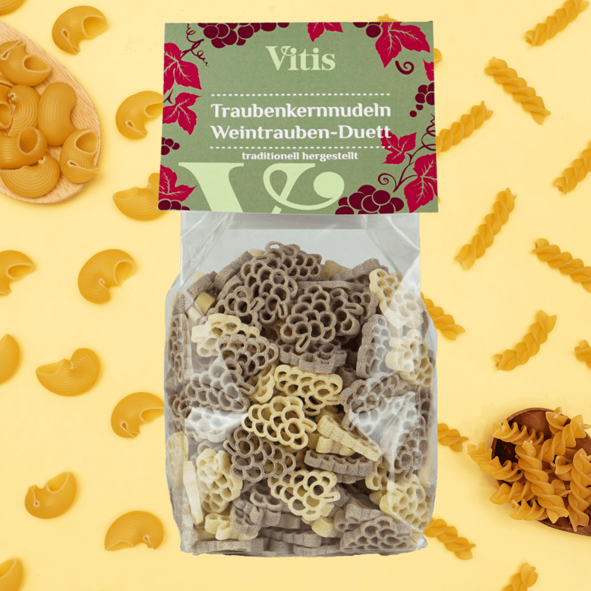 Eine Packung Traubenkernnudeln Weintrauben-Duett von Vitis auf dekorativem Hintergrund.