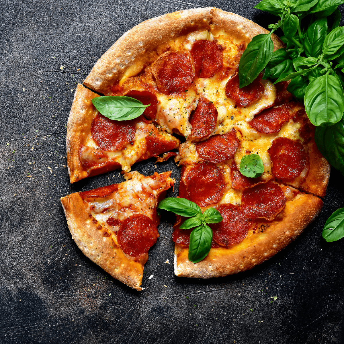 Eine frisch gebackene Salami-Pizza in Nahaufnahme.