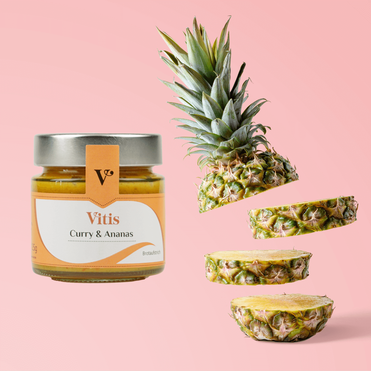 Der Brotaufstrich Curry & Ananas neben einer zerschnittenen Ananas.