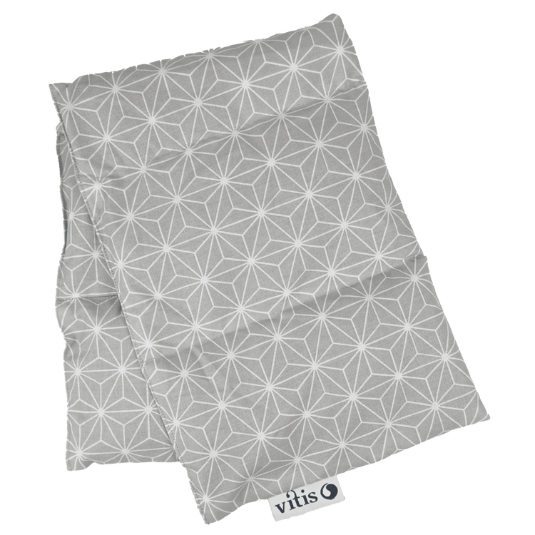 Ein großes hellgraues Traubenkernkissen mit weißem Muster der Firma Vitis Traubenkern GmbH.