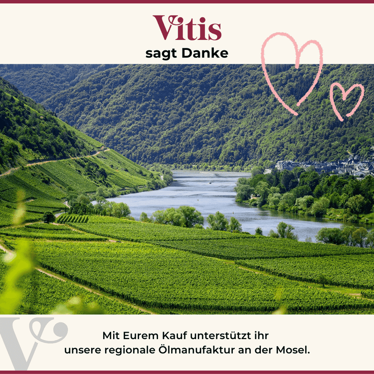 Eine Moselschleife in grünen Weinbergen im Hintergrund.