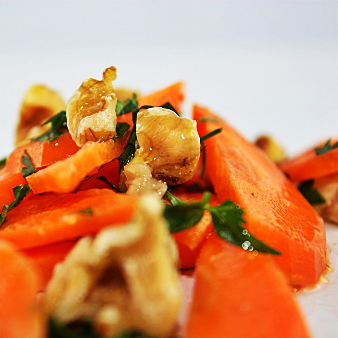 akabischer Möhrensalat mit geschnittenen Möhren und zerkleinerten Wallnüssen