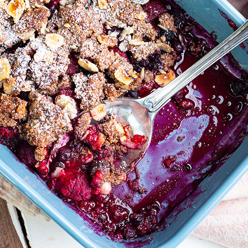 Ein frisch gebackener Beerencrumble in einer Ausflaufform.