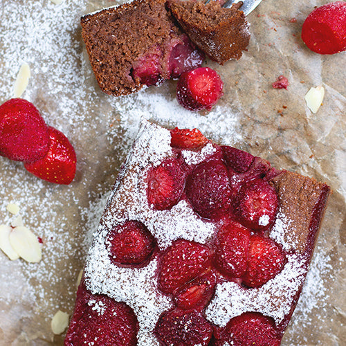 EIn Erdbeerkuchen mit frischen Erdbeeren und Puderzucker.