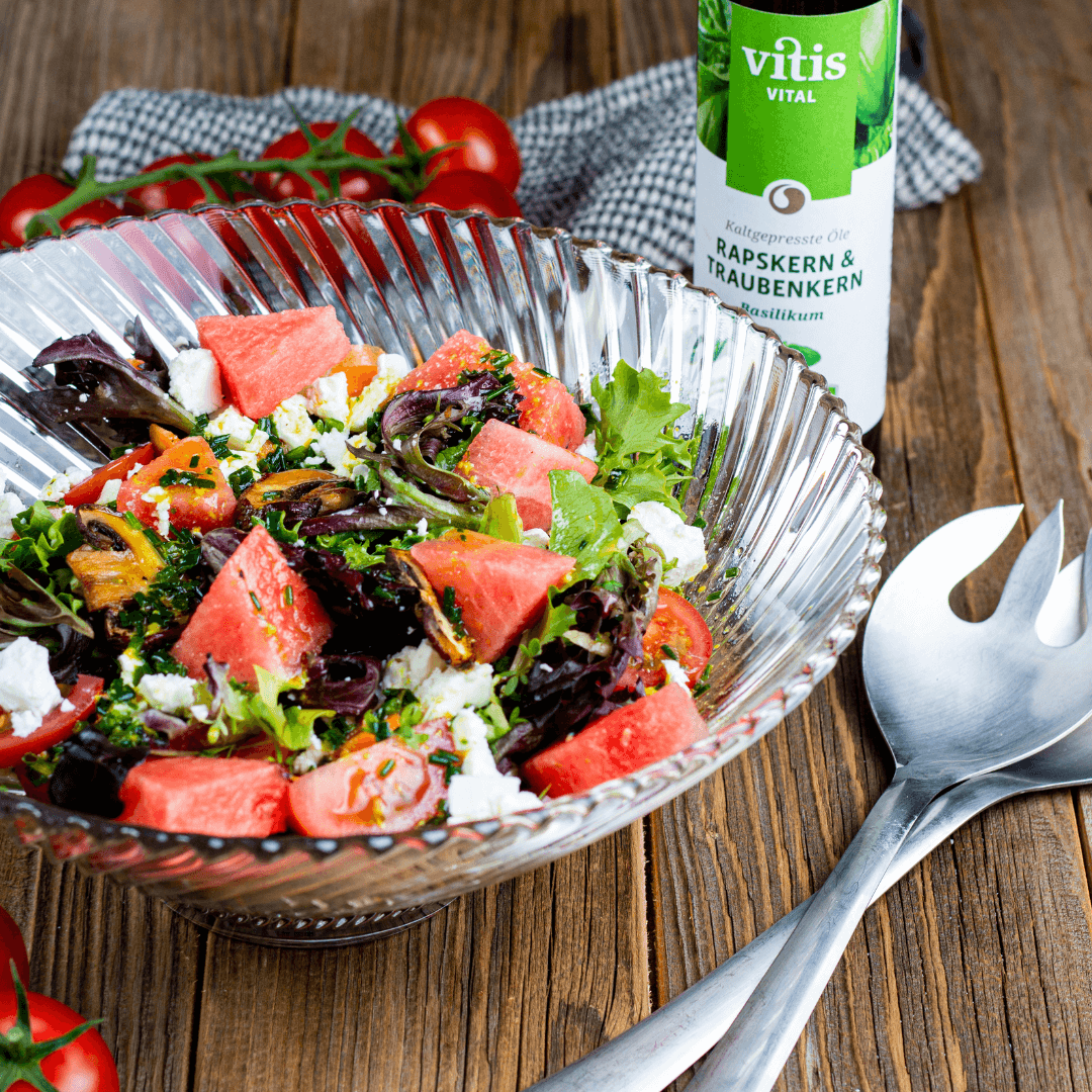 Ein Feta-Melonen-Salat mit Raps und Traubenkernöl Basilikum von Vitis.