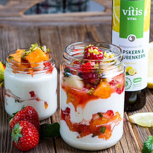 Ein Obstsalat mit Quarkcreme und Raps und Traubenkernöl Zitrone von Vitis24.