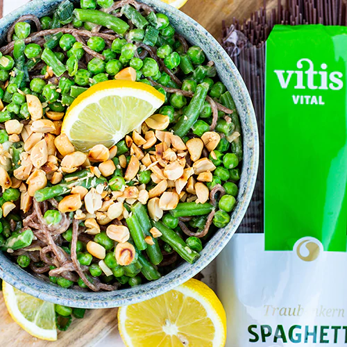 Eine Schale mit einer Erdnuss Spaghetti Bowl und einer Packung Traubenkern Spaghetti von Vitis24.