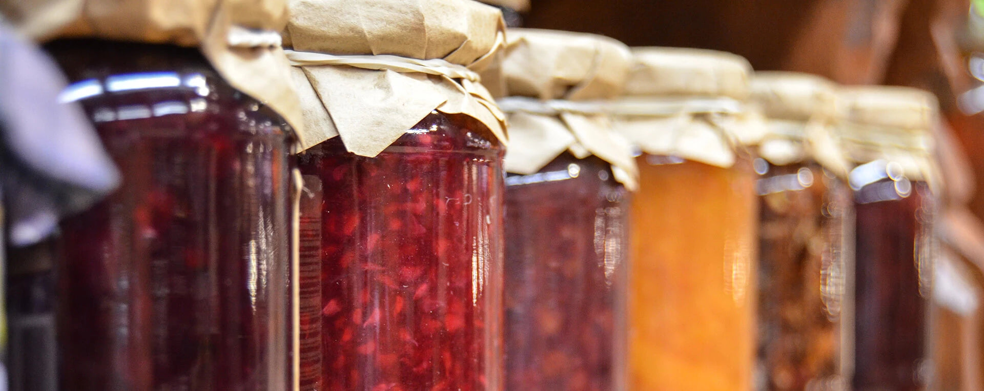 verschiedene Marmeladengläser in einer Reihe