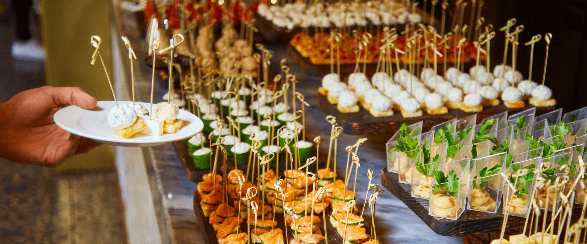 Ein Buffet mit verschiedenem Fingerfood.