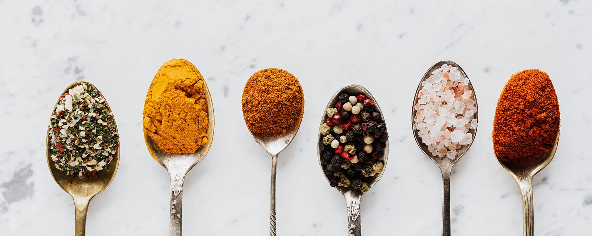 Gewürzmischungen und Salze auf verschiedenen Teelöffeln