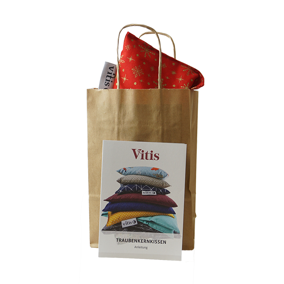 Eine Papiertüte mit einem kleinen weihnachtlichen Traubenkernkissen von Vitis24 mit einer Anleitung zur Nutzung des Traubenkernkissens im Vordergrund.