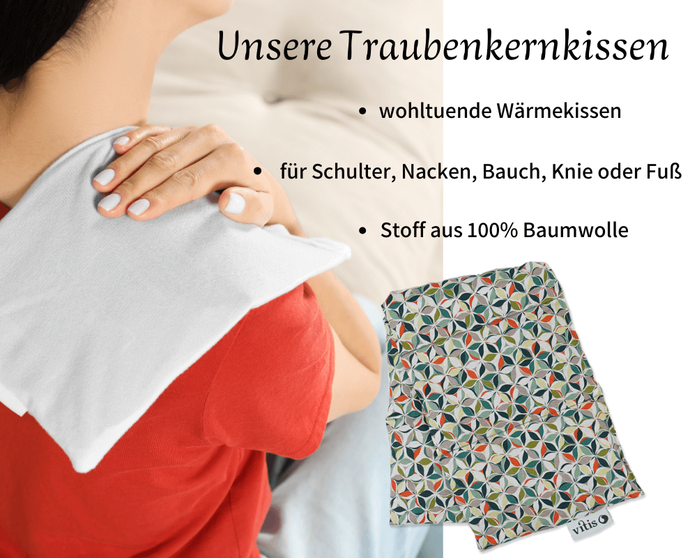Ein Traubenkernkissen von Vitis, dass sich eine Frau auf ihre schmerzende Schulter legt.