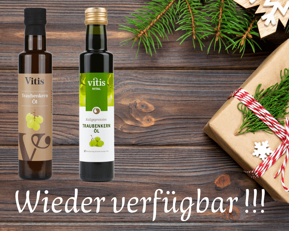 2 Flaschen Traubenkernöl von Vitis auf weihnachtlichem Hintergrund.