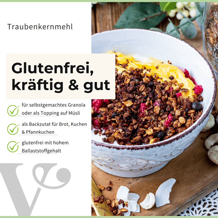 Eine Schale mit Joghurt und Müsli steht auf einem Holzbrett.