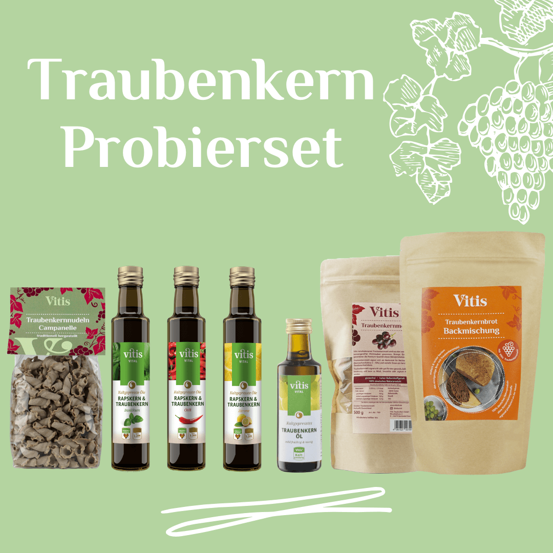 Das Traubenkern Probierset von der Firma Vitis Traubenkern GmbH. Zu sehen sind diverse Traubenkernöle, Traubenkernmehl, Traubenkernbrot und Traubenkernnudeln.
