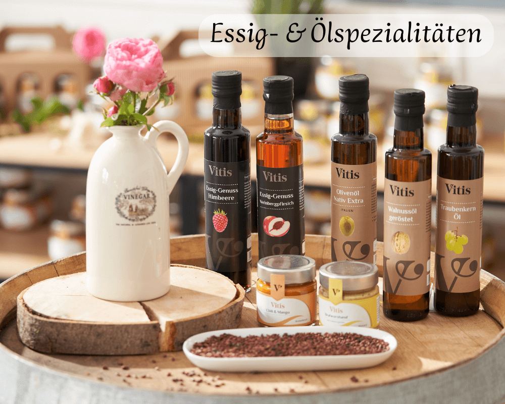 Verschiedene Essig- und Ölspezialitäten der Firma Vitis Traubenkern GmbH, dekorativ angerichtet in ihrem Werksverkauf.