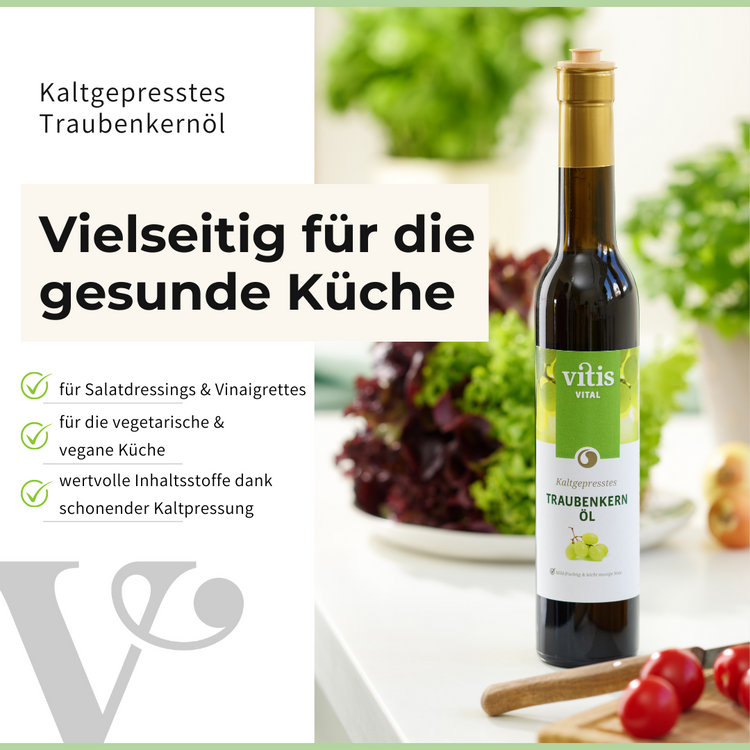 kaltgepresstes Traubenkernöl von Vitis24 auf einem Weinfass im Garten