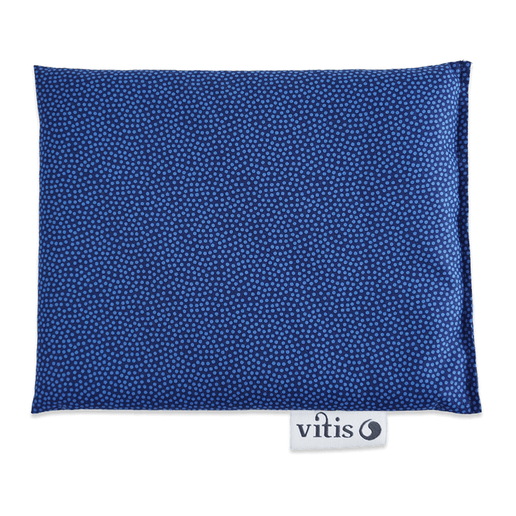 Ein blaues Traubenkernkissen mit hellblauen Punkten von der Firma Vitis Traubenkern GmbH.
