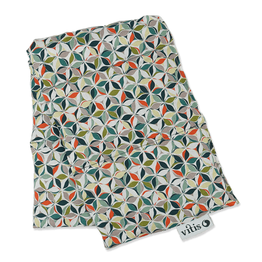 Ein 5 Kammer Traubenkernkissen der Firma Vitis Traubenkern GmbH in den Maßen 60 cm mal 20 cm in einer Multicolor Farbe.