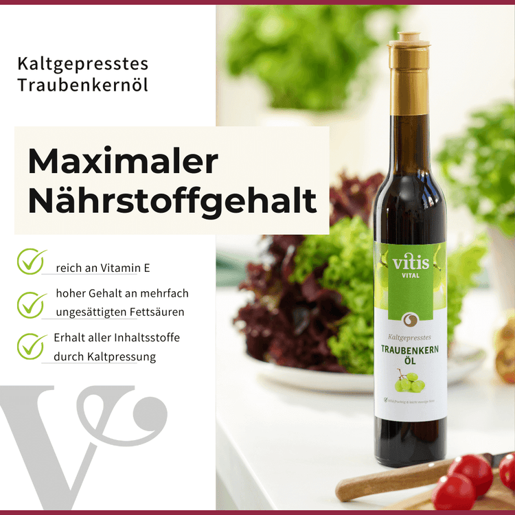 Eine Flasche kaltgepresstes Traubenkernöl von Vitis24 auf einem Tisch mit einem Text auf der linekn Seite zum tollen Nährstoffgehalt von Vitis Traubenkernöl.