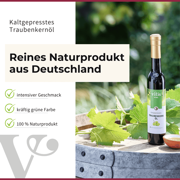 Eine Flasche Vitis Traubenkernöl auf einem Holzfass in einem Garten. Auf der linken Seite des Bildes ist ein Text, der angibt, dass das Traubenkernöl von Viti kaltgepresst ist. Außerdem ist es ein reines Naturprodukt mit einer kräftigen grünen Farbe.